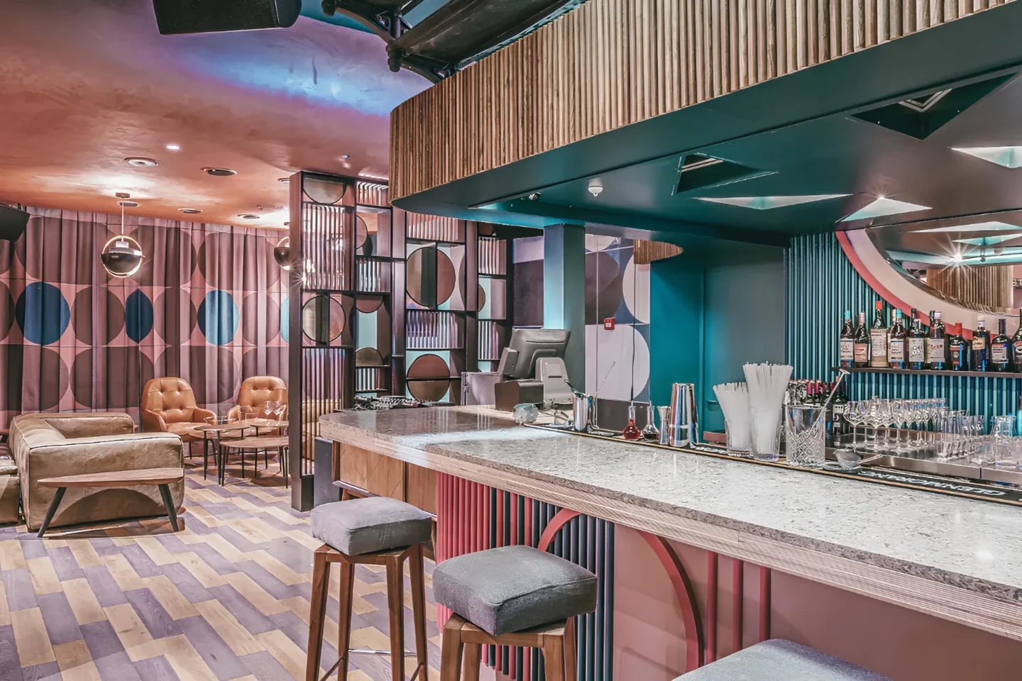 Банкетный зал с баром в итальянском рыбном ресторане LureMe