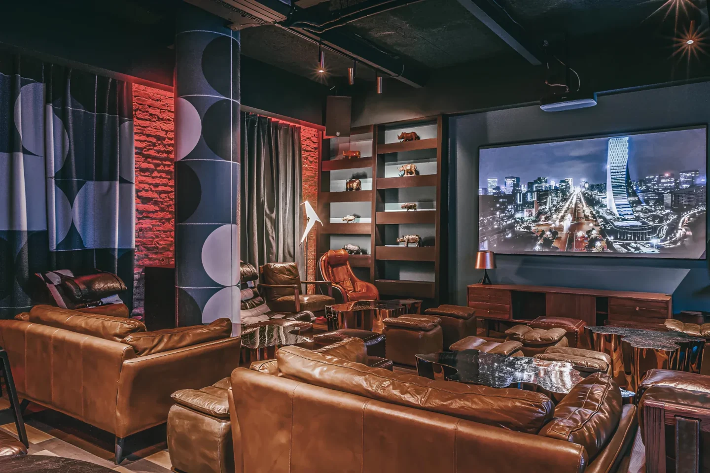 Банкетный зал с большим экраном в итальянском рыбном ресторане LureMe