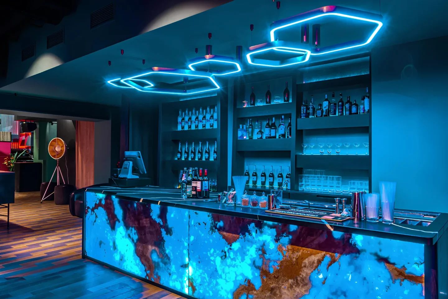 Банкетный зал с баром в итальянском рыбном ресторане LureMe