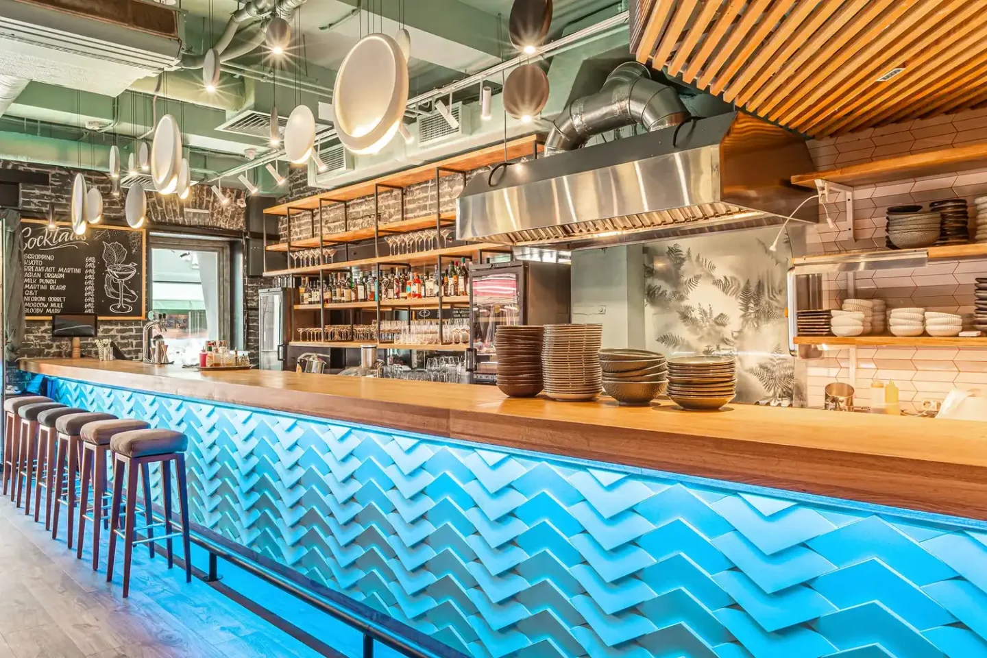 Бар с лодкой в ресторане LureMe на Патриарших прудах