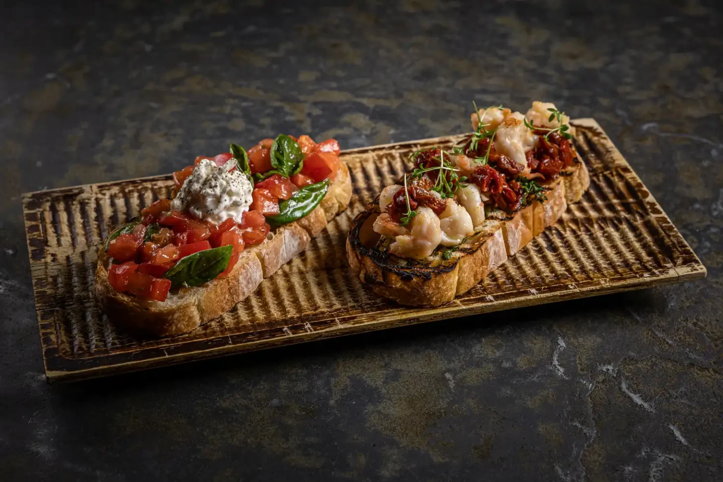 Брускетта с томатами и сыром страчателла и брускетта с креветками, вялеными томатами и оливками в итальянском рыбном ресторане LureMe