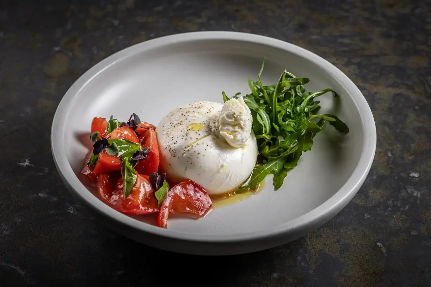 Буррата со сладкими томатами и руколой в итальянском рыбном ресторане LureMe