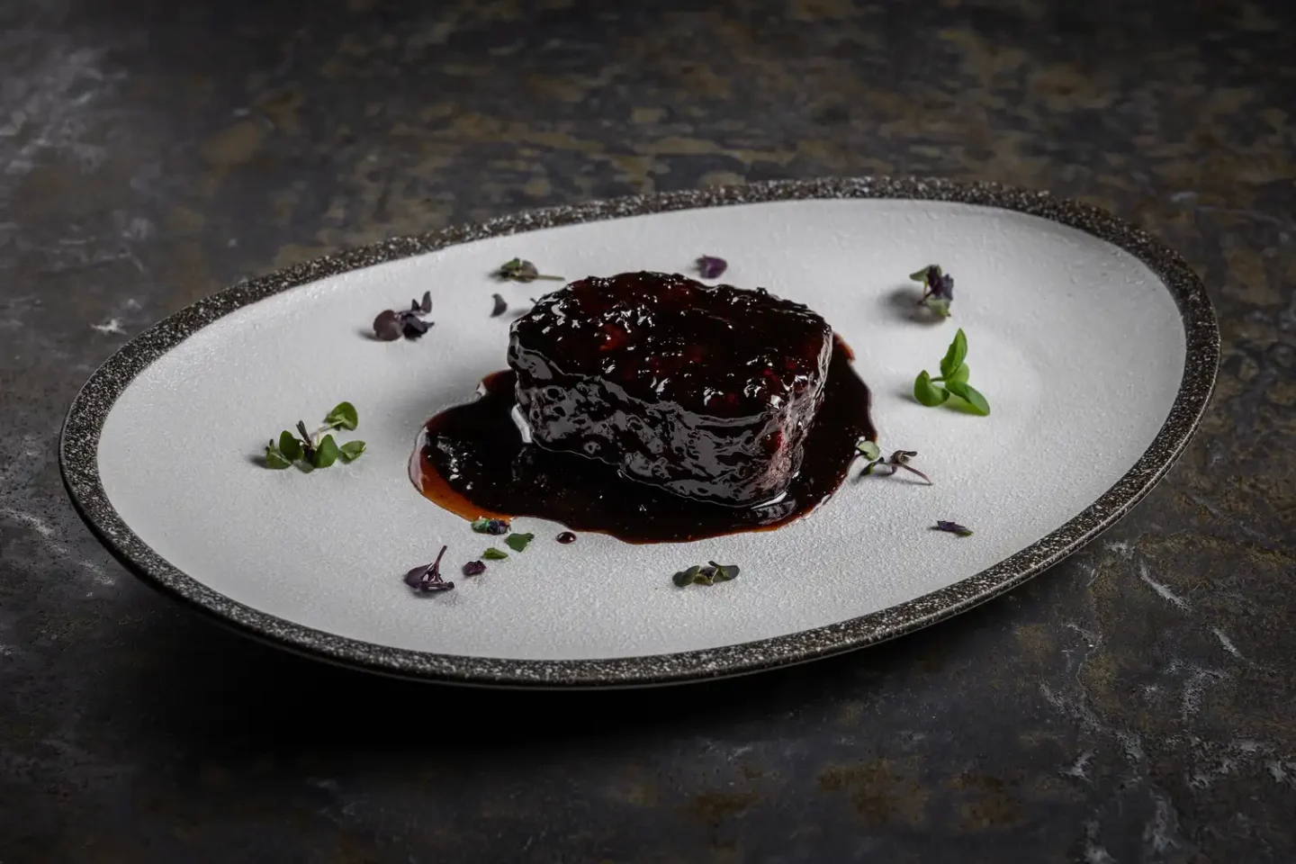 Филе миньон под винным соусом в итальянском рыбном ресторане LureMe