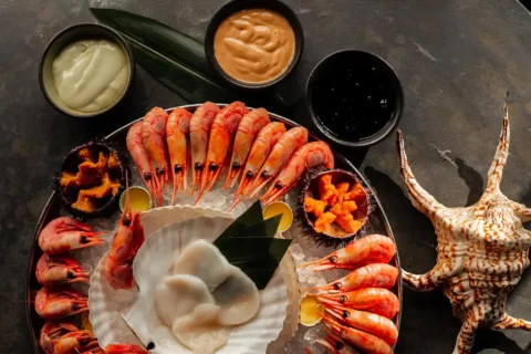 Ассорти морепродуктов в итальянском рыбном ресторане LureMe на Патриарших прудах в Москве