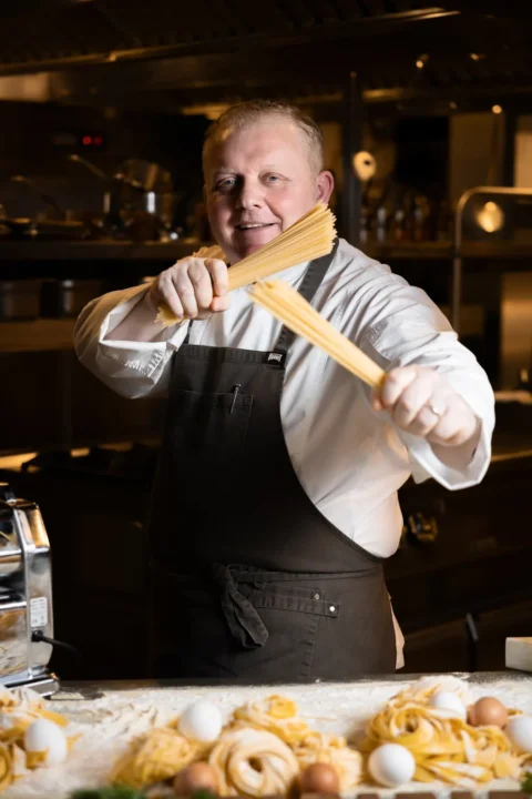 Шеф-повар итальянского ресторана LureMe Франческо Воче на кухне с пастой