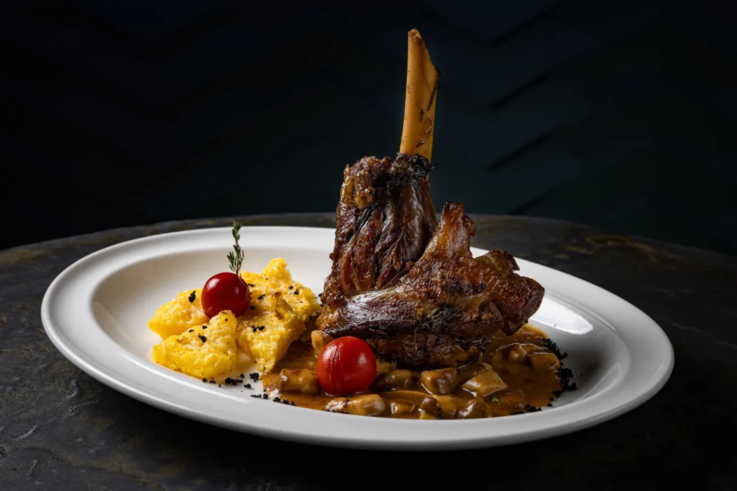 Голень ягненка с белыми грибами