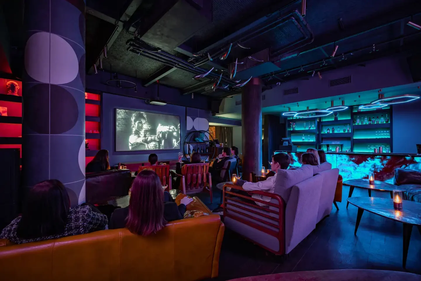 Киносеанс в частном кинотеатре на Патриарших прудах в Москве