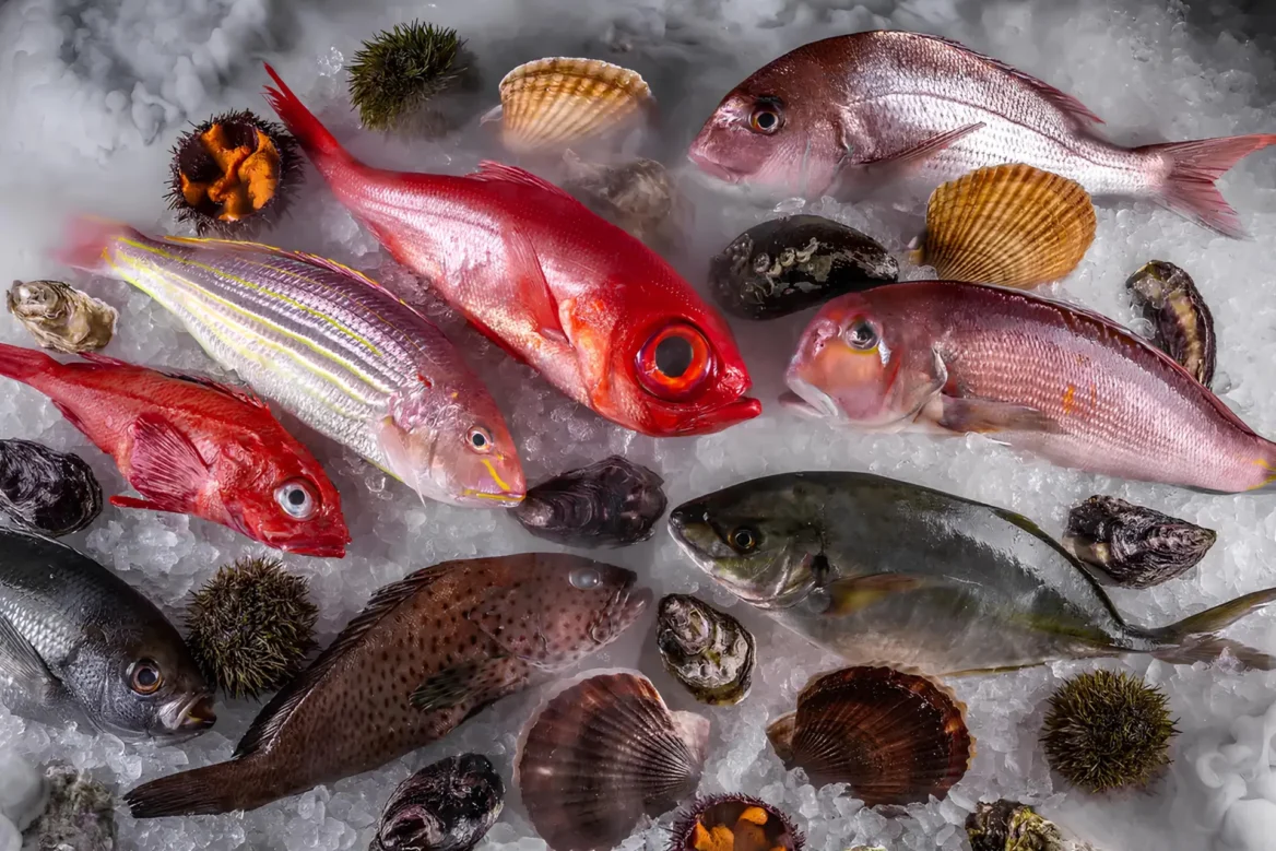 Свежая рыба на ледяной витрине Fish Bar в ресторане LureMe