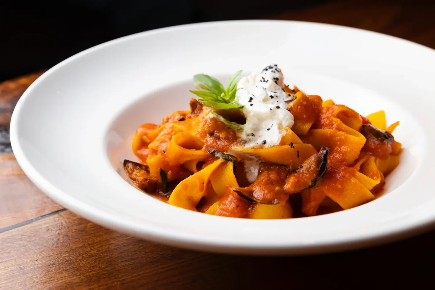 Паппарделле с баклажаном и сыром страчателла