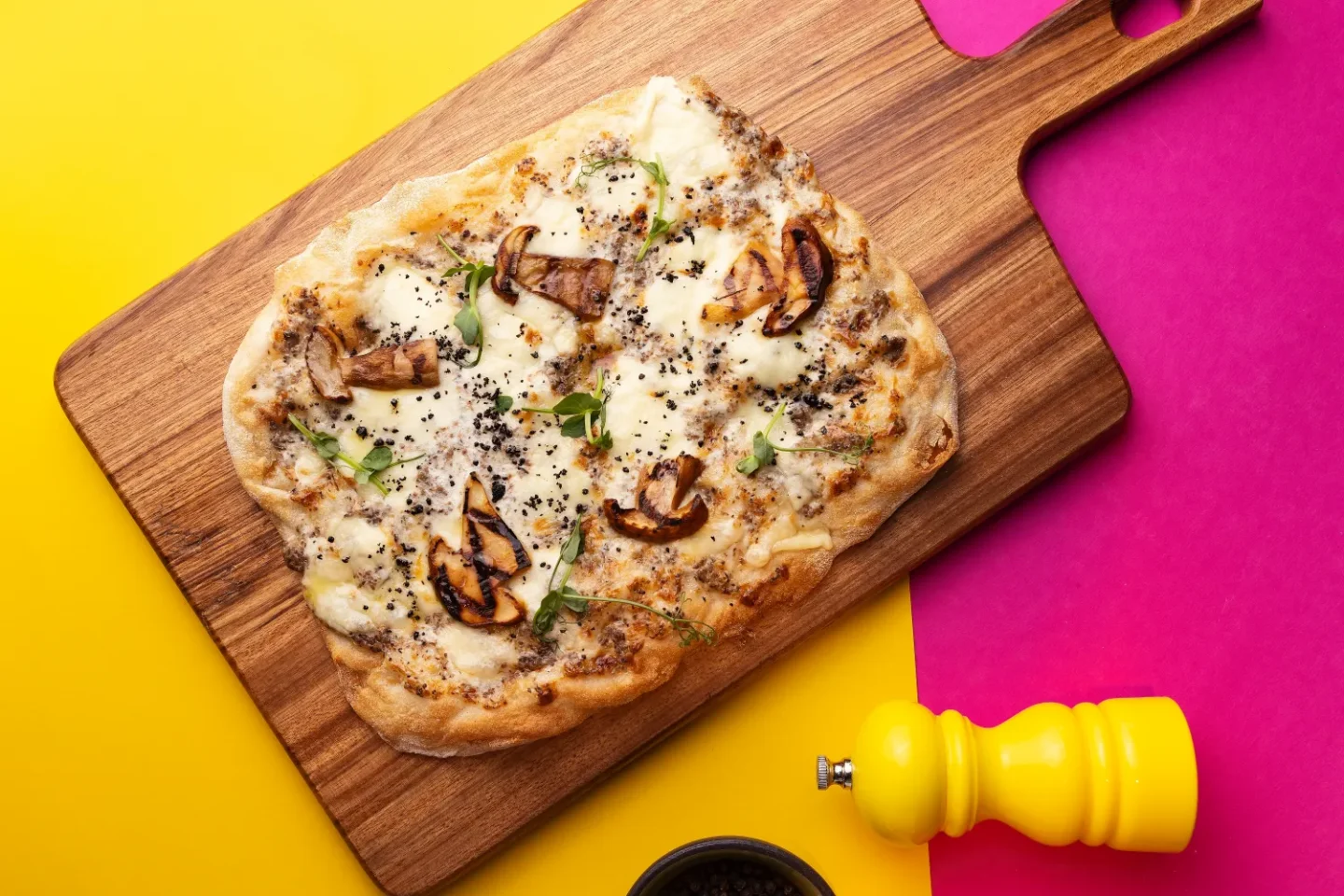 Пицца с белыми грибами и трюфельным кремом