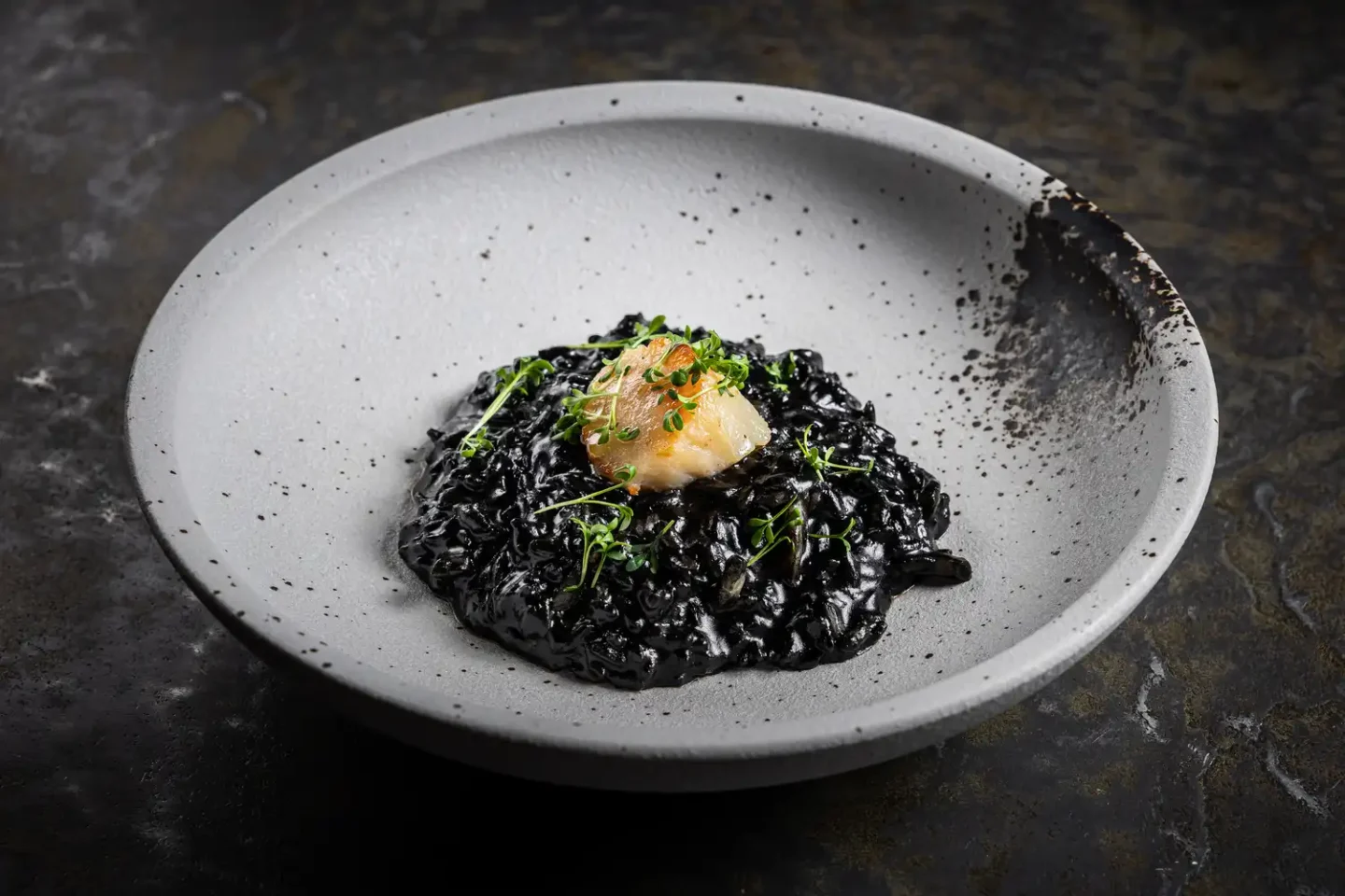 Ризотто с гребешком и чернилами каракатицы в итальянском рыбном ресторане LureMe