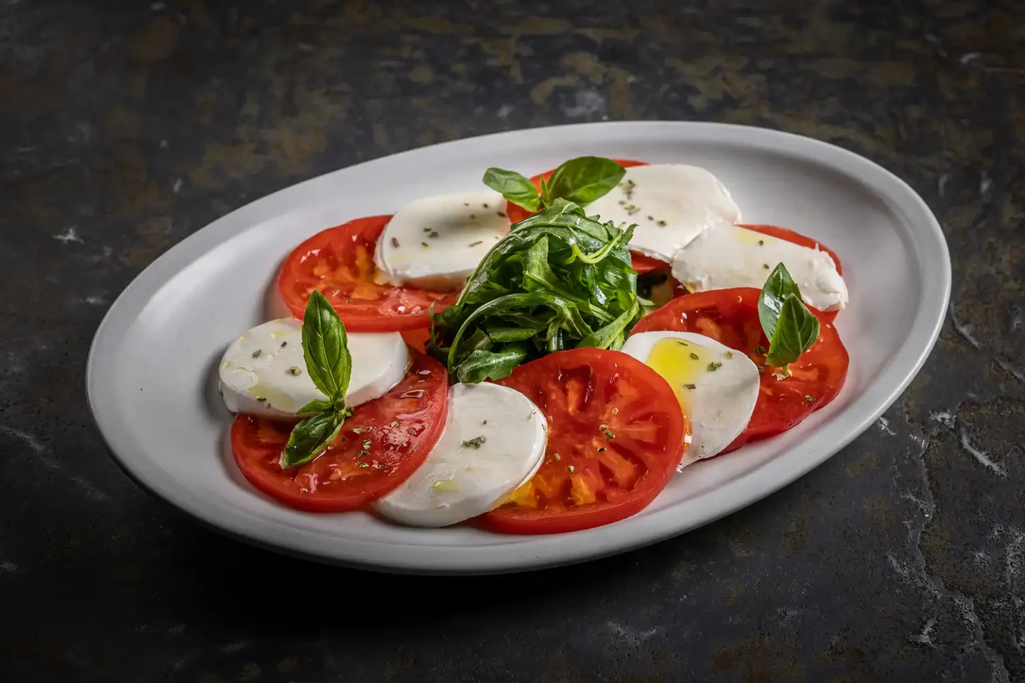 Салат Капрезе в итальянском рыбном ресторане LureMe