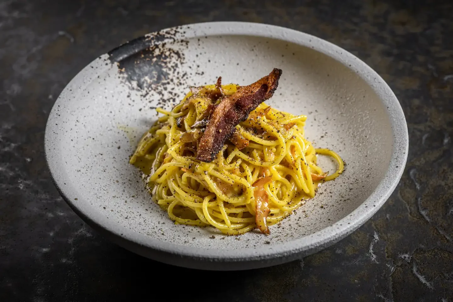 Традиционные спагетти карбонара в итальянском рыбном ресторане LureMe