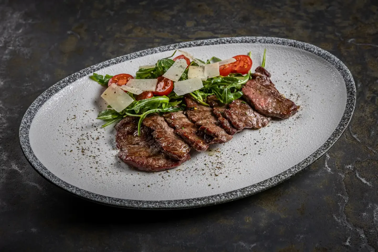 Тальята Ди Манзо с руколой и пармезаном в итальянском рыбном ресторане LureMe