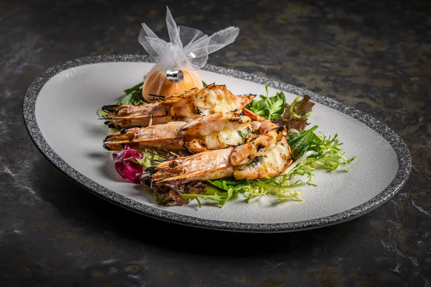 Тигровые креветки гриль в итальянском рыбном ресторане LureMe