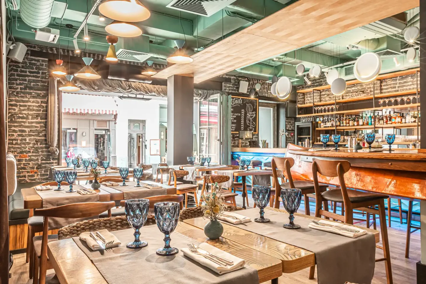 Зал с лодкой в ресторане LureMe